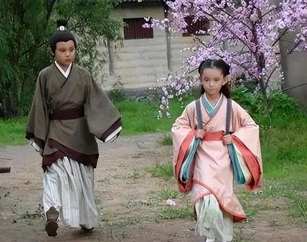 孔融被满门抄斩,乞求曹操放过儿子,九岁儿子说出八个字流传至今