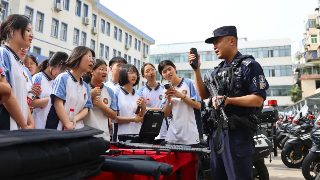 阜阳阜南:「团团法学院」高考学子零距离体验警营生活