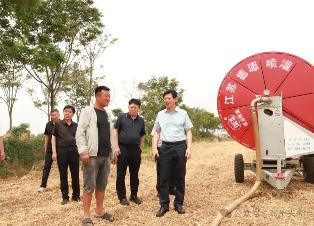 邓俊峰督导检查抗旱保秋工作