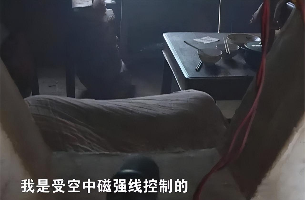 17年,湖南一女子疯魔,带俩孩子卧床半年,一天只吃一顿