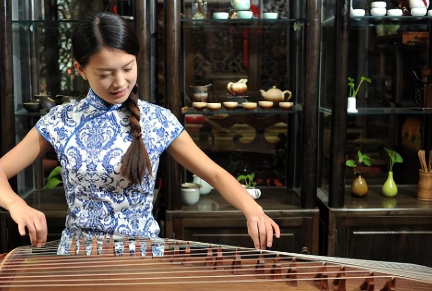 古筝《高山流水》以其美妙的旋律和别具一格的表演手法,在音乐世界中