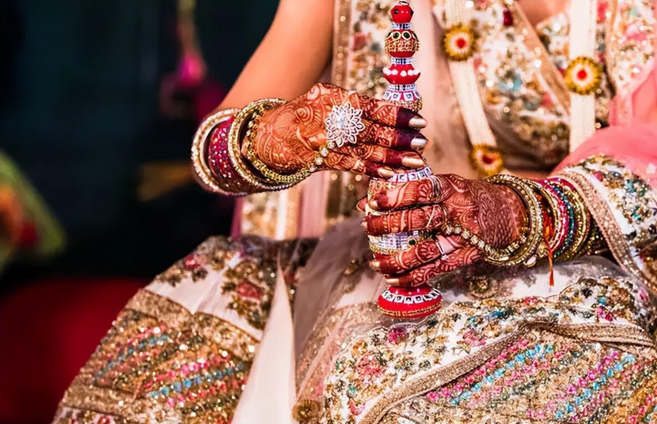 2020年1月,纪浩带着父母一起坐上了飞往印度曼达索尔的飞机.