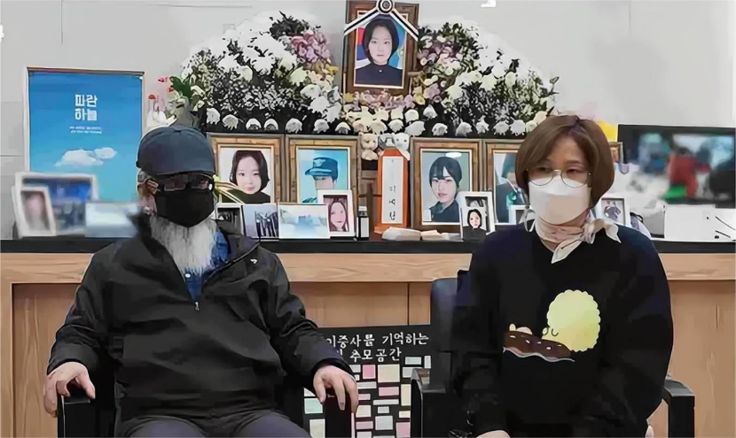 2021年,韩国女飞行员新婚夜自缢身亡,死因惹怒40万人,惊动总统