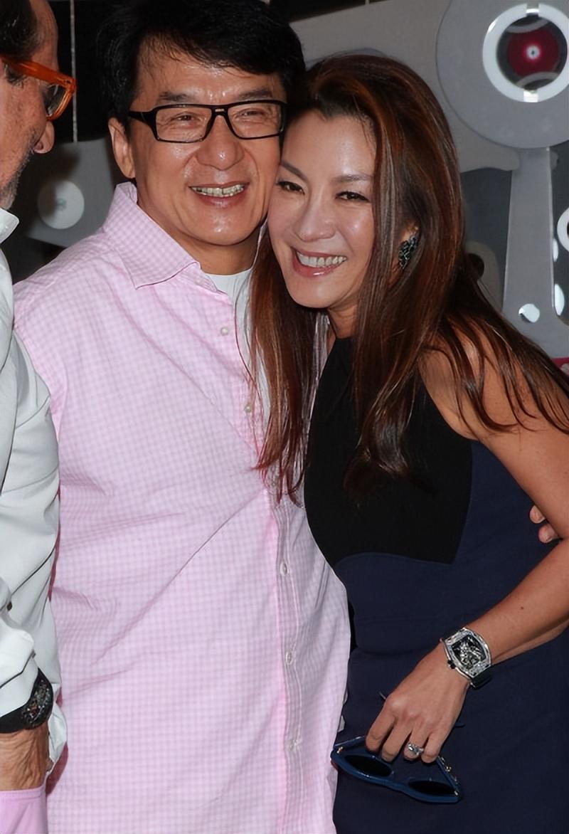 成龙与杨紫琼:传奇人物的白发岁月及真诚笑容