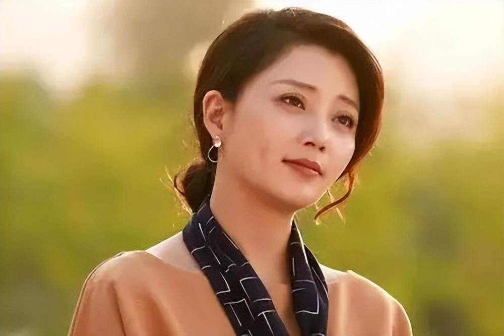 "纯欲女王"殷桃:前夫入狱身陷包养丑闻,金鹰视后大败迪丽热巴