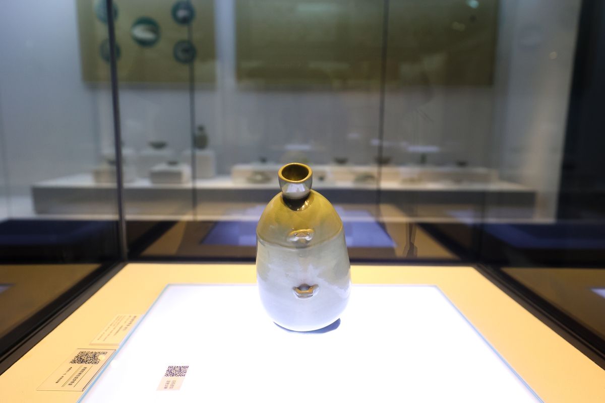 在波斯湾地区,苏哈尔古城堡遗址中出土有五代时的越窑青瓷残件;在非洲