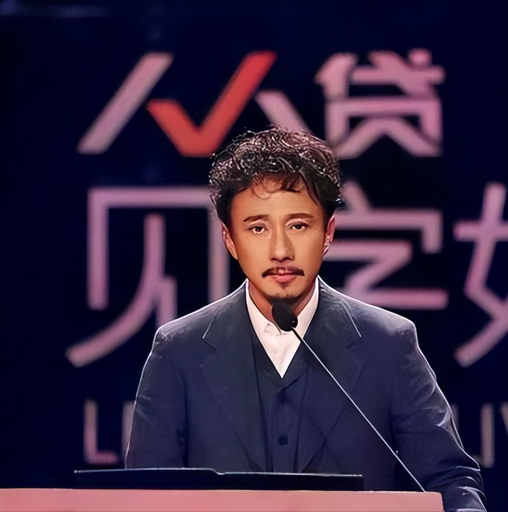 在2019年的3月31日晚上九点,赵立新发出了一则让人"让人大跌眼球"的