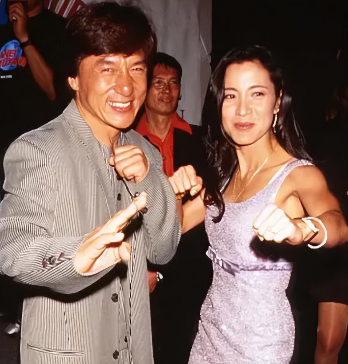 成龙与杨紫琼:传奇人物的白发岁月及真诚笑容