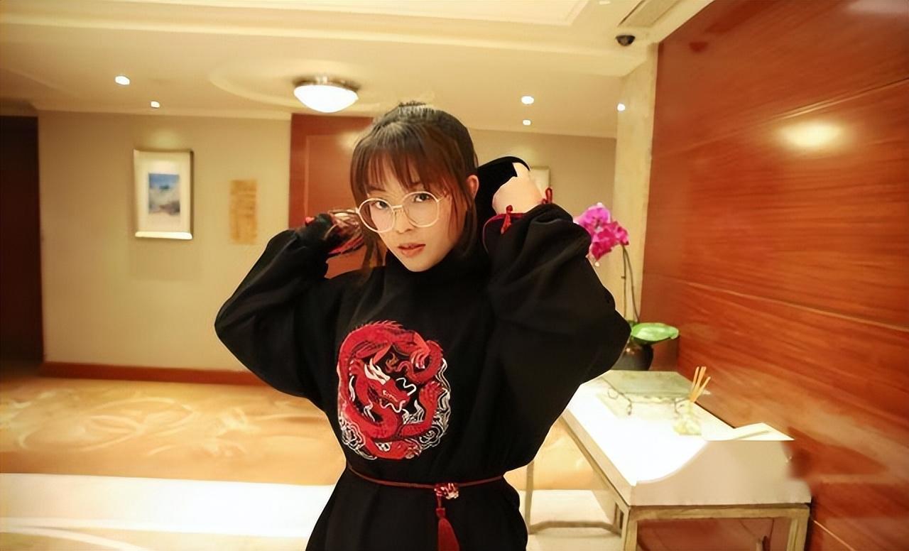 邢晗铭虽然收获了很多粉丝,但是他也同样遭受着网络