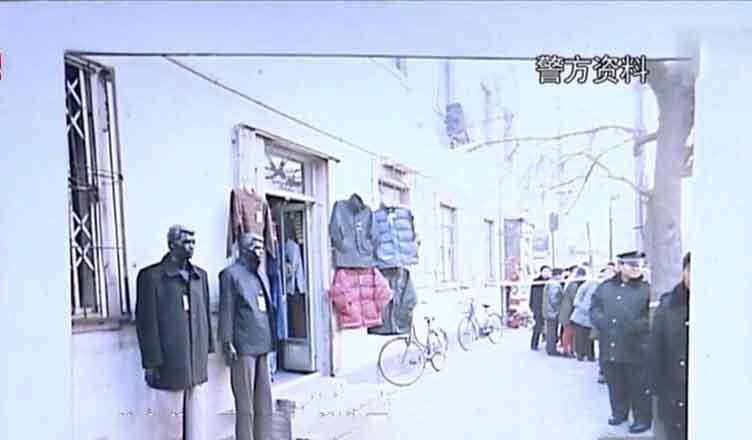 时间回溯到2003年1月6日,天津火车站里人来人往,大家提着大包小包,挤