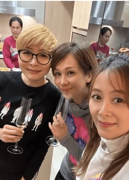 50岁姚乐怡晒丰满身材嫩似少女,被认成汤盈盈网友赞钱嘉乐有福气