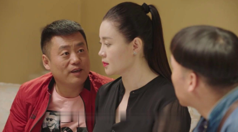 关婷娜的角色就这么定下来了,她要出演的是酒店的大堂经理阿薇,完全没