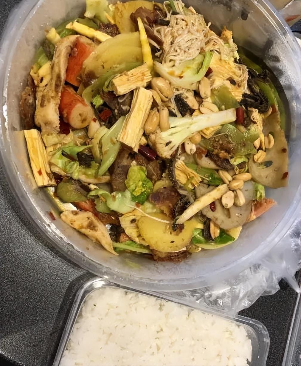 蜜雪冰城员工在水池洗脚?网友质疑食品安全,这样的商家还有多少