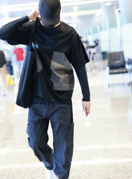 胡歌离台机场画面:戴眼镜背双肩包,衣服好搭,好松弛的少年感