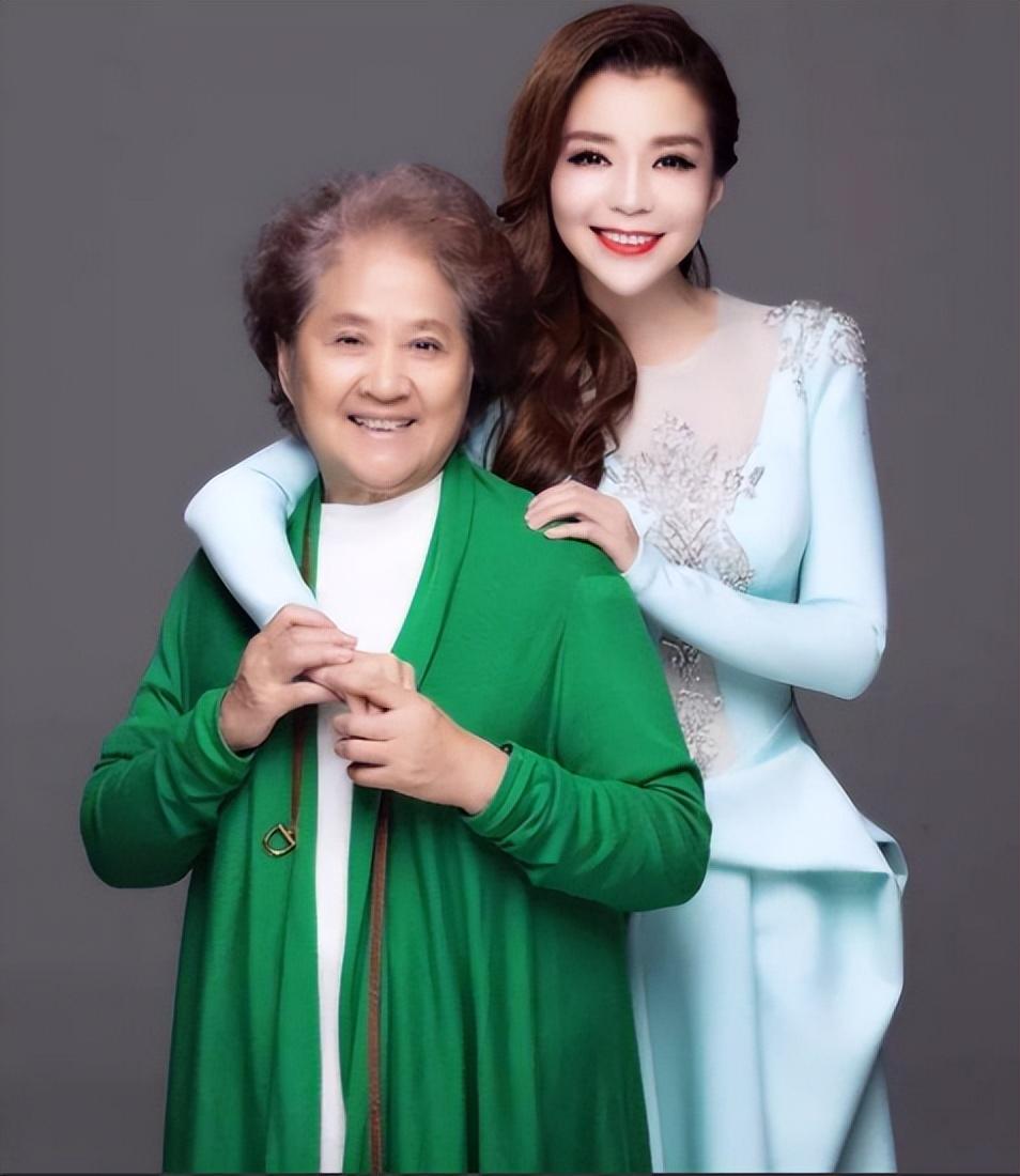 回顾央视朱迅:嫁大8岁王志伺候瘫痪公公,如今49岁被丈夫宠成宝