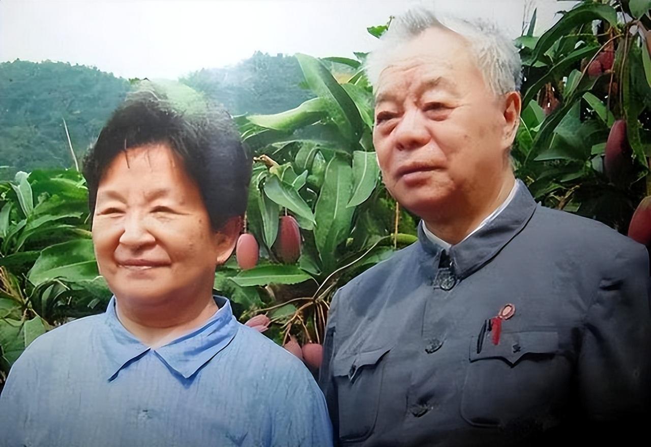 1993年刘晓庆采访李讷,聊到学习成绩时李讷透露:家里是慈父严母