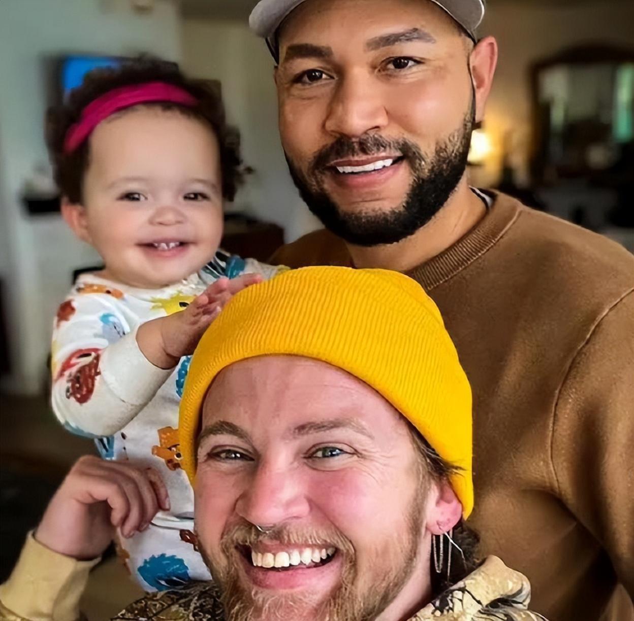 20年美国一男子自然怀孕,还顺利生下男婴!该叫妈还是爸?