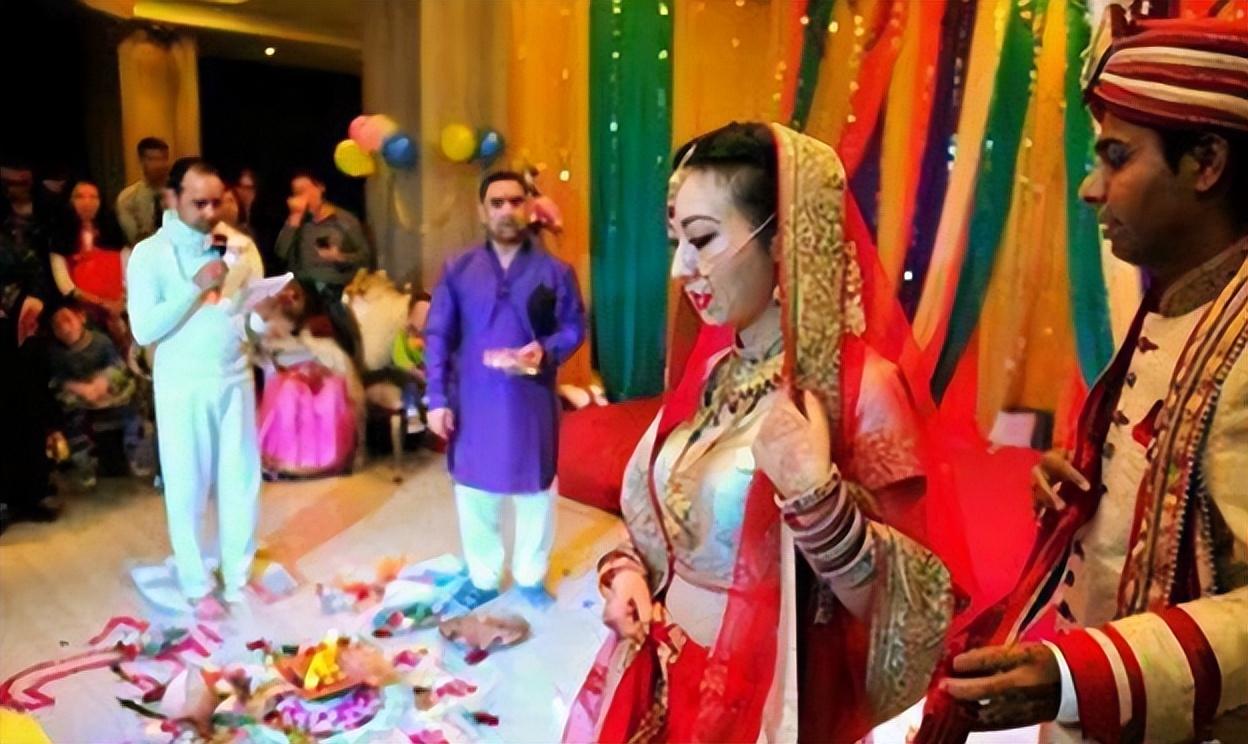 2020年1月,纪浩带着父母一起坐上了飞往印度曼达索尔的飞机.