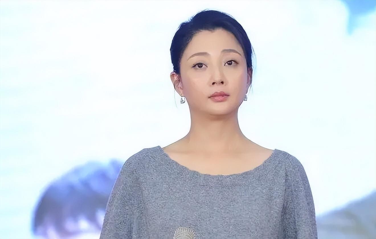 "纯欲女王"殷桃:前夫入狱身陷包养丑闻,金鹰视后大败迪丽热巴