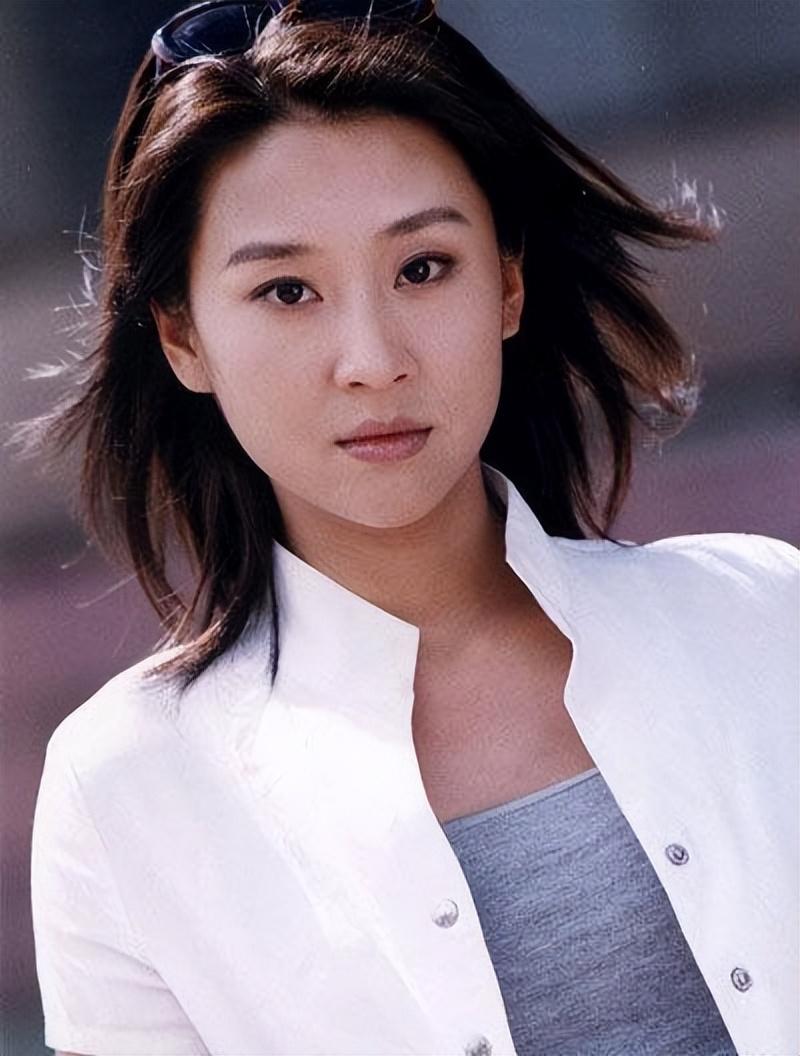 1977年,苗圃出生在一个艺术气息浓郁的家庭,父母都是秦腔演员,家中