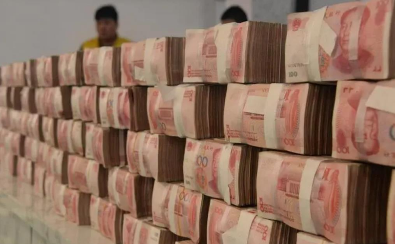 家里现金堆成山!警方:家有上百万