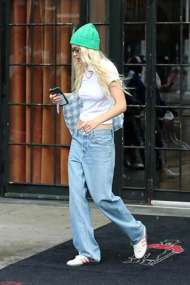 与它直接接触的牛仔裤了,运动鞋搭配运动裤不仅可以彰显青春肆意的美