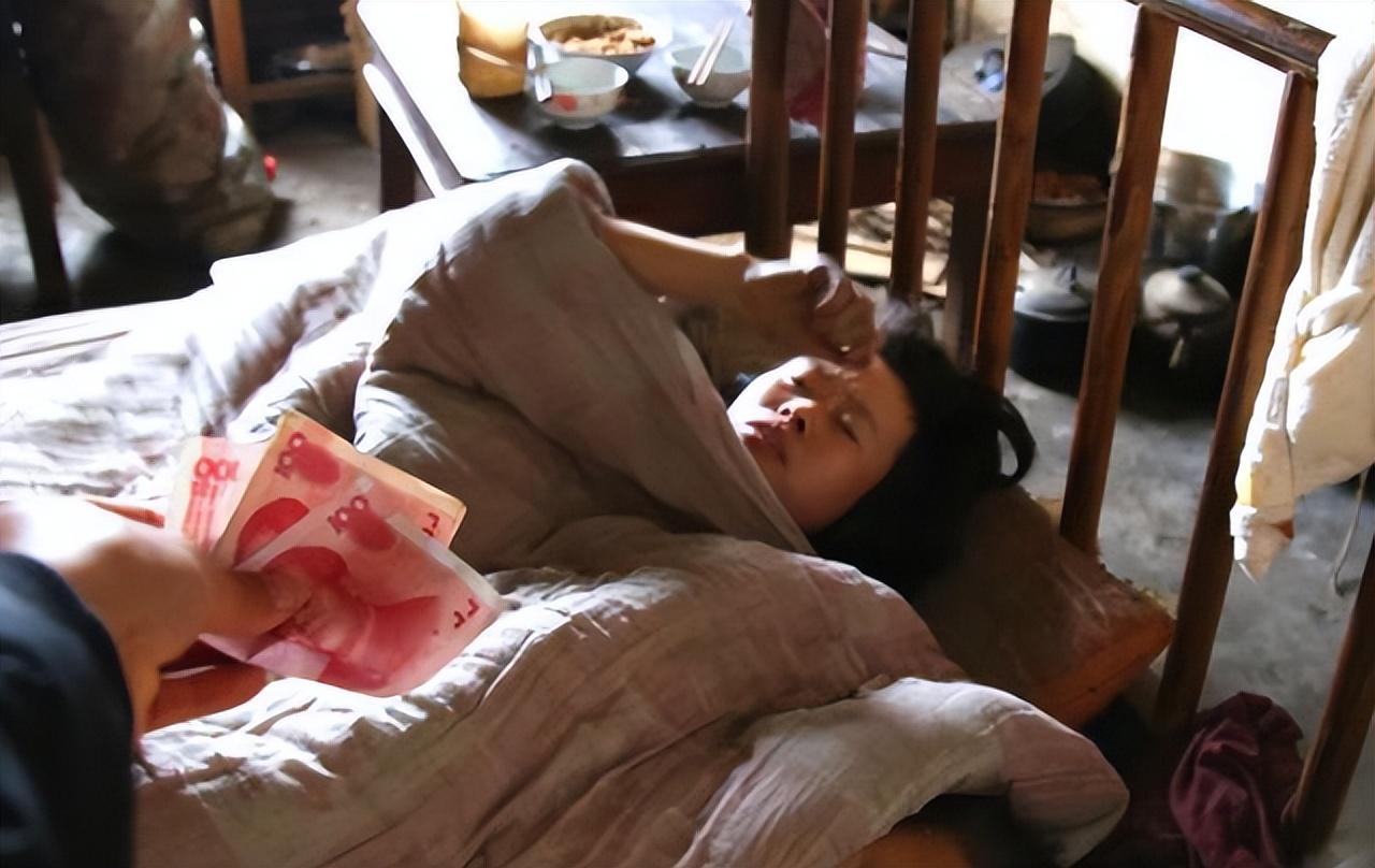 17年,湖南一女子疯魔,带俩孩子卧床半年,一天只吃一顿