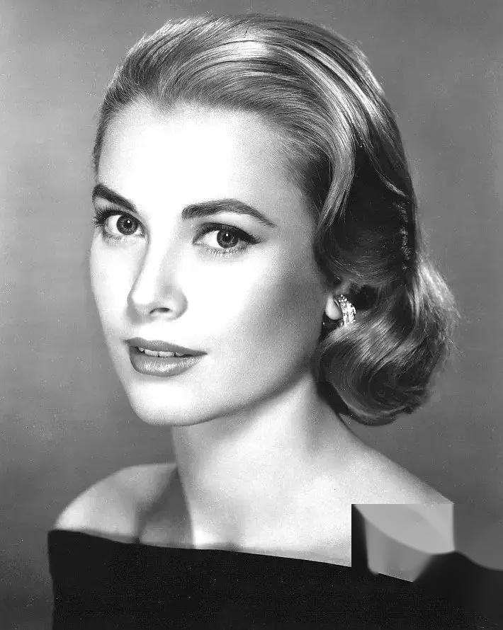 夏琳红裙惊艳现身f1颁奖礼,战胜情妇气场强,最帅王子残得认不出