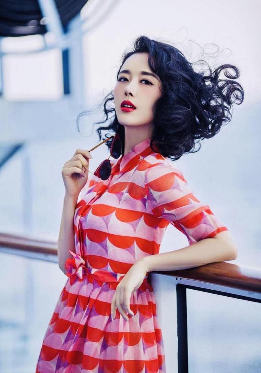 颜丹晨穿长款连衣裙街拍,配锁骨卷发造型洋气,意外美出新高度