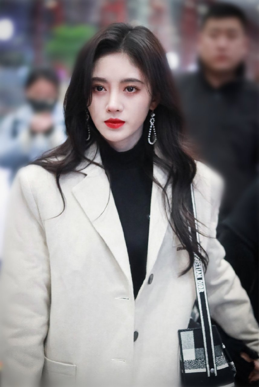 鞠婧祎机场私服,身穿白色廓形西装搭配黑色露脐打底衫,她的腰围我酸了