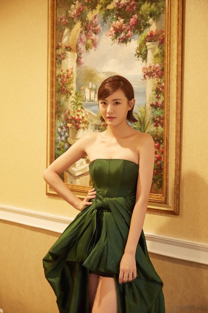 牟星年度最具突破表演女演员奖现场图片抹胸长裙显性感动人