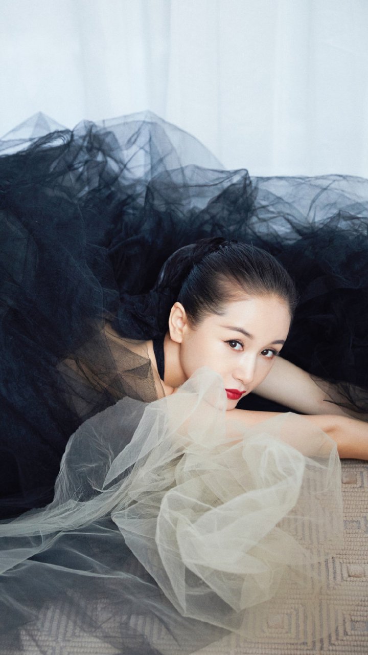 王子文雾面黑纱裙性感深v露香肩时尚杂志写真