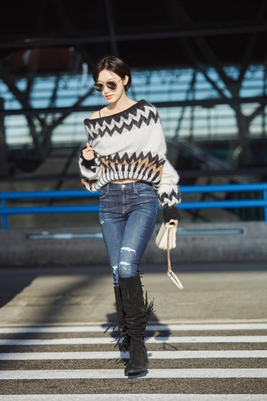 张俪引领深秋潮流范儿最新街拍毛衣倒着穿