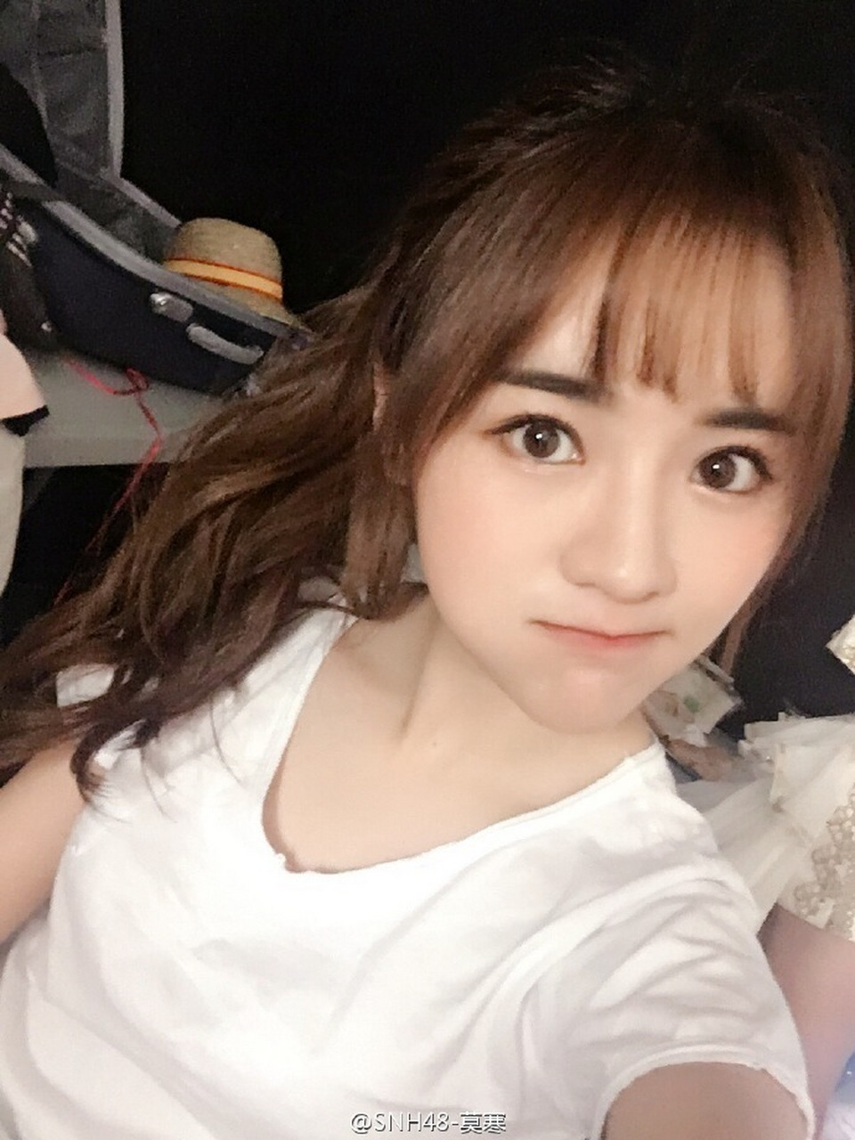 莫寒是很四平八稳的偶像,粉她不必担心各种私联等乱七八糟的问题,她的