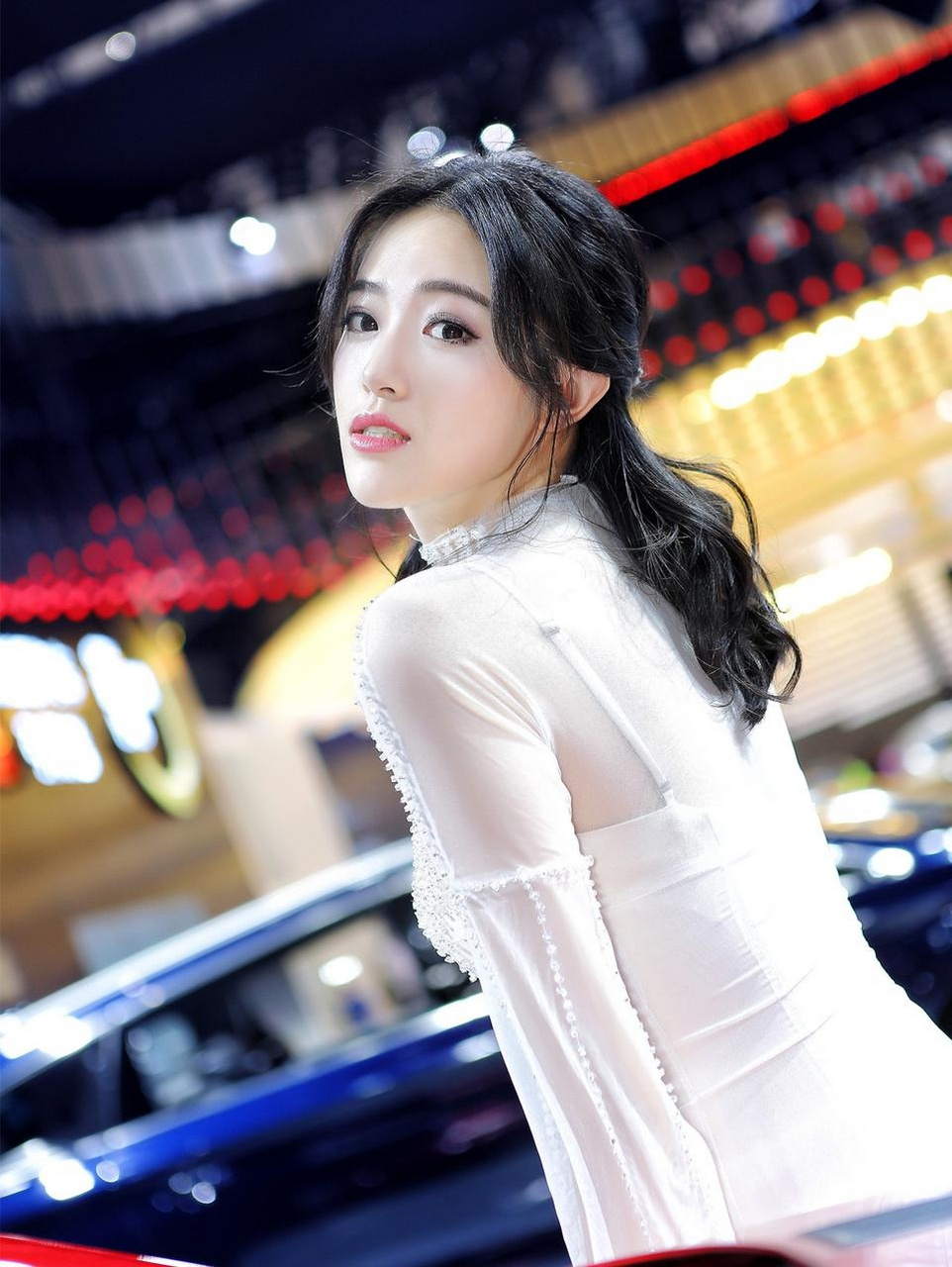 车展里的极品女神模特白色梦幻写真