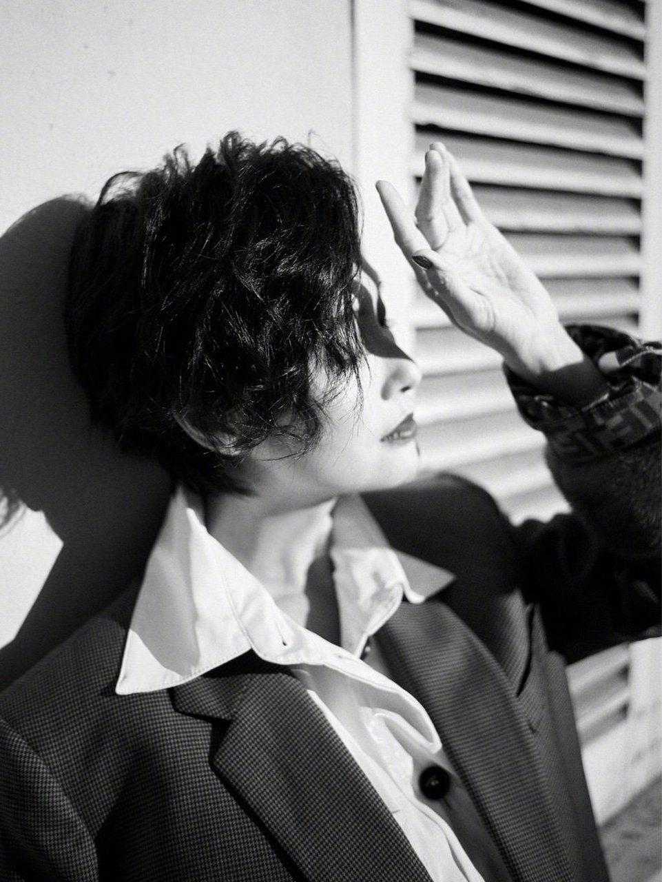 朱茵枫叶色大衣利落短发,气质优雅风韵犹存