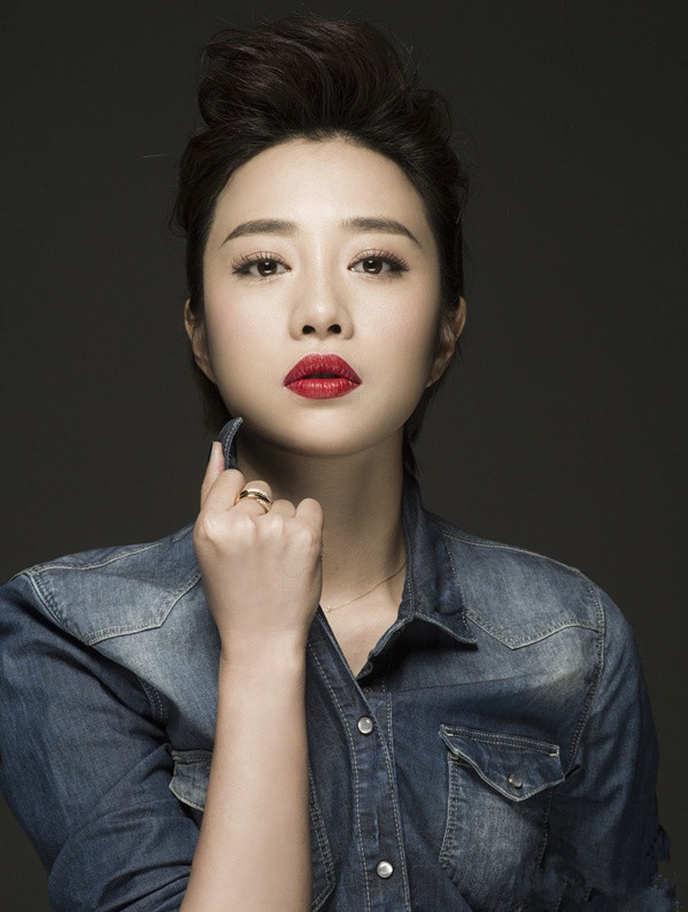 实力派演员张龄心短发个性写真