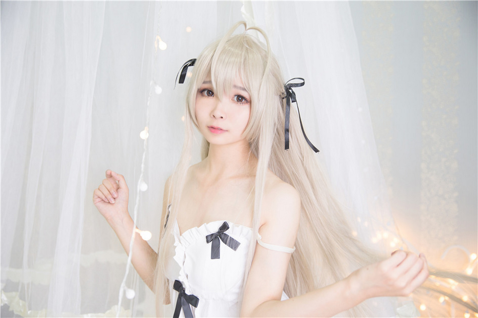 床上美女cosplay白色的梦幻写真