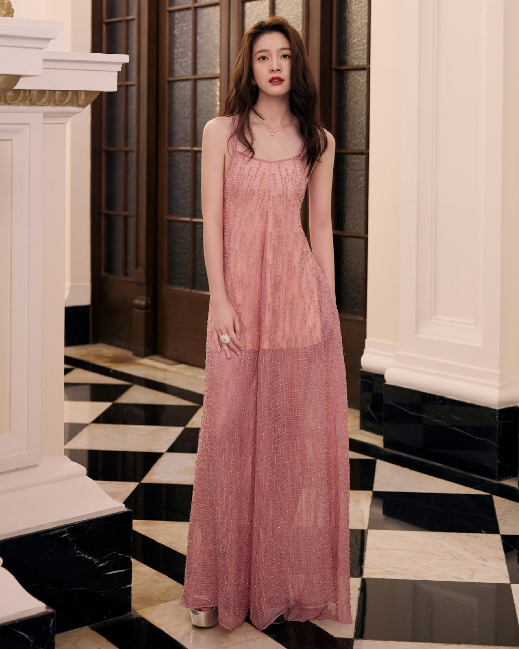 张雪迎:银色厚底一字带包后跟高跟凉鞋