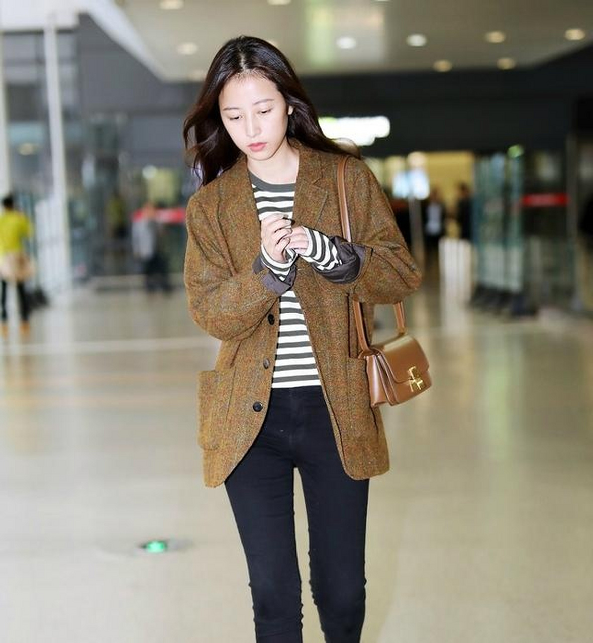 周雨彤现身机场街拍青春靓丽嘟嘴卖萌明艳动人