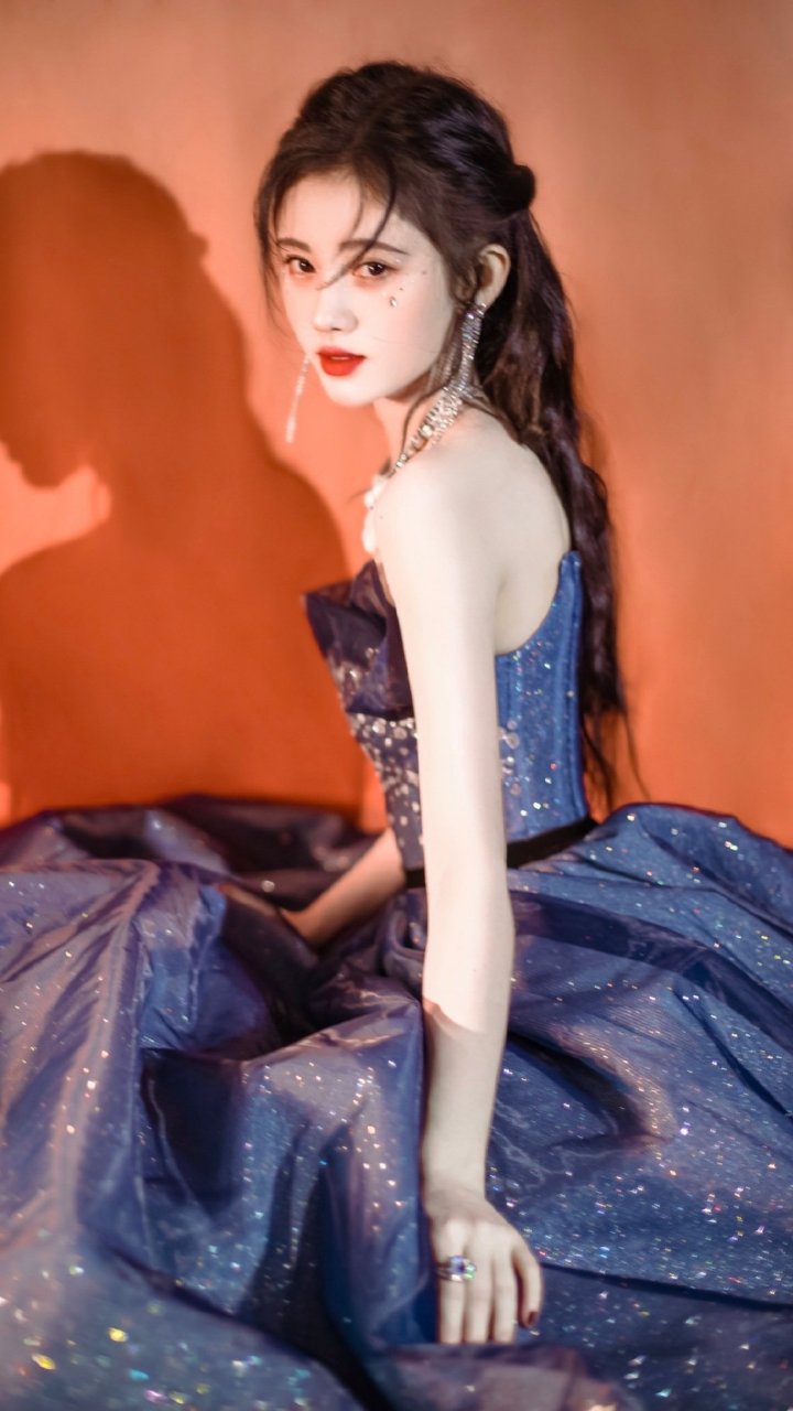 鞠婧祎,月光下的夜神,一抹蓝色星钻抹胸礼服,长发轻轻挽起,泪滴妆气质