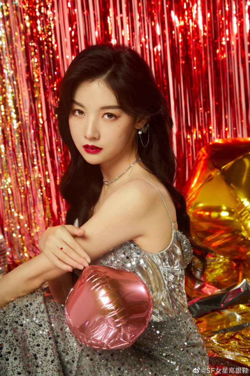 赵粤:黑色一字带包后跟高跟凉鞋