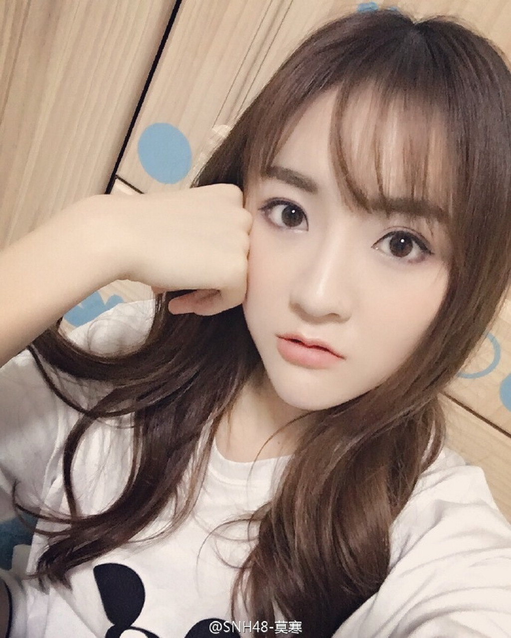 莫寒是很四平八稳的偶像,粉她不必担心各种私联等乱七八糟的问题,她的