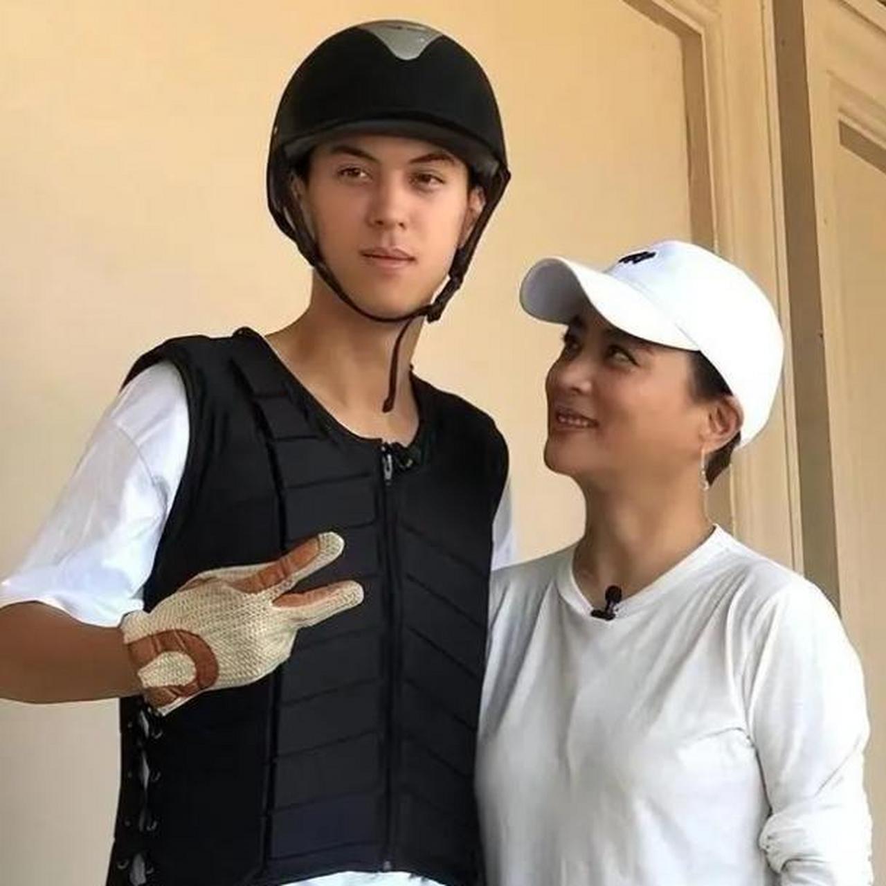 1997年,李玲玉嫁给犹太富商杰瑞,新婚夜,李玲玉开玩笑说:"你不怕我