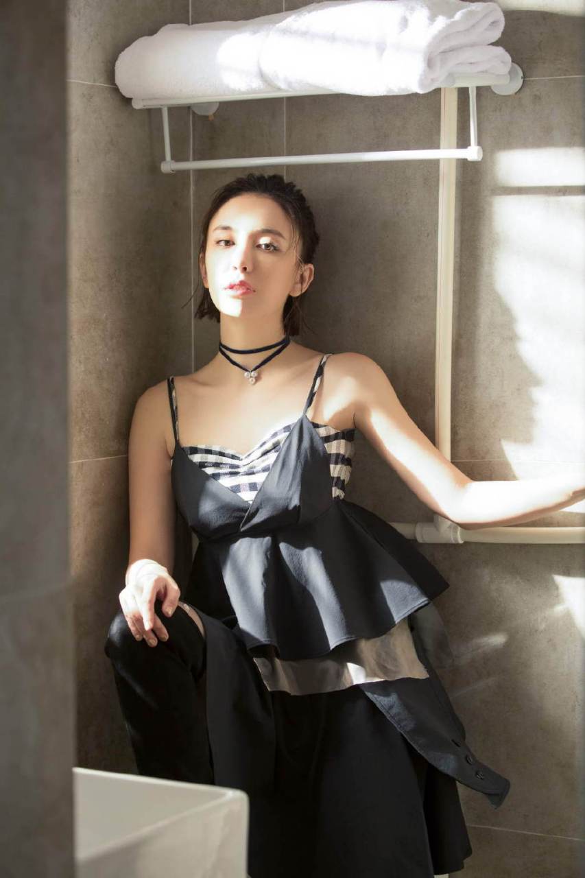 跟着吕佳容学拍照!甜美减龄太少女了