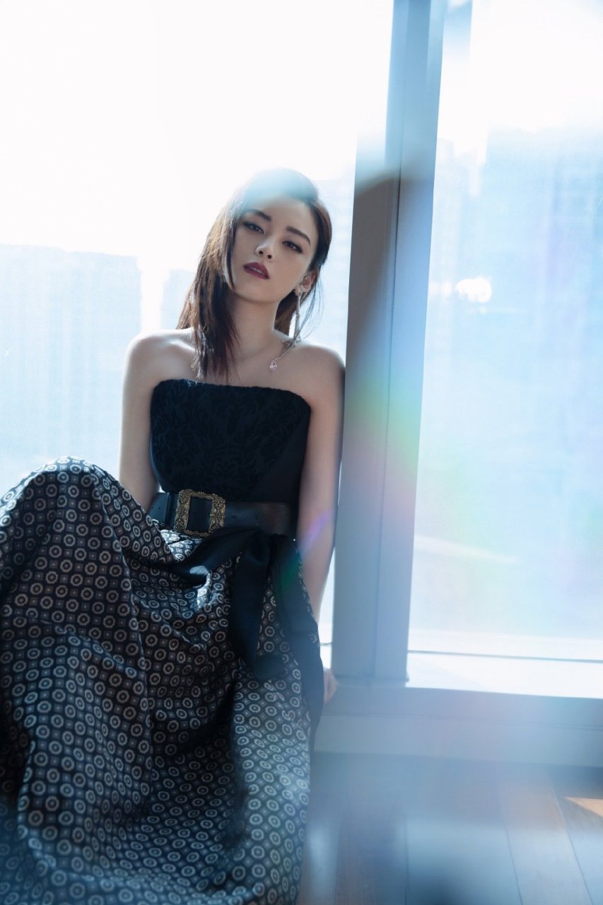 尚语贤上海站路演,刺绣长裙勾勒曼妙身姿,流苏耳饰点缀酷飒个性