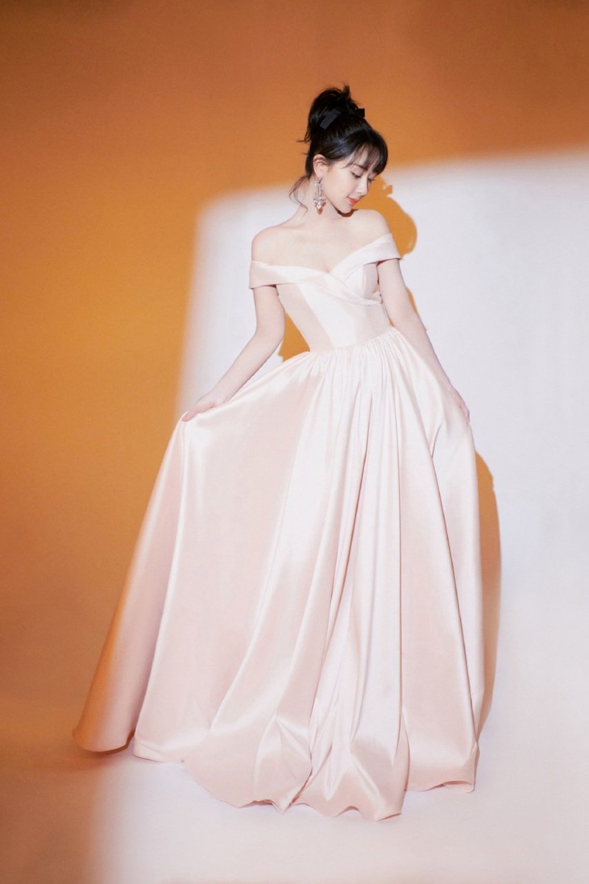 杨紫樱花粉裙唯美浪漫写真