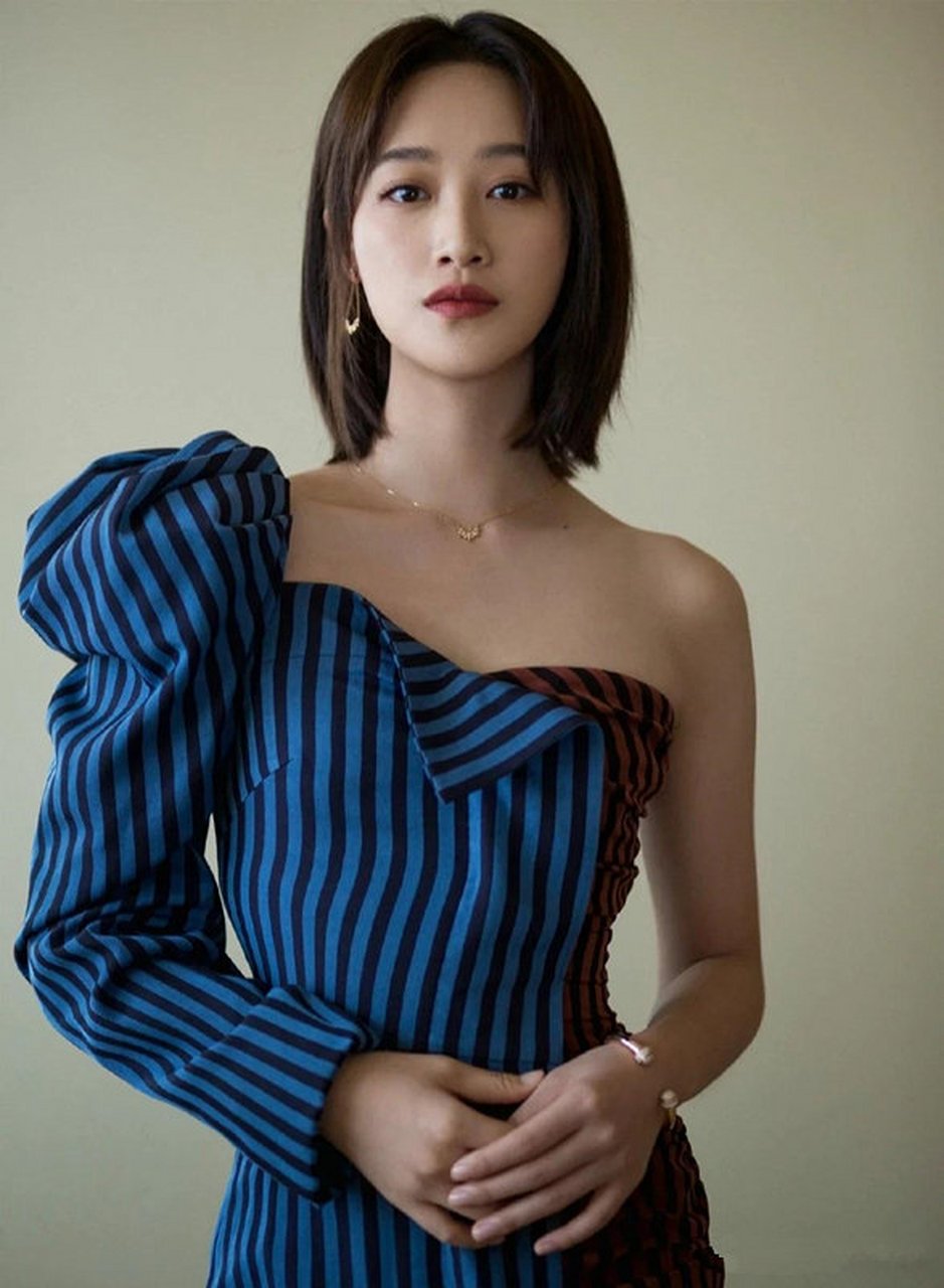 蓝盈莹lyric露肩撞色鱼尾裙时尚优雅.大胆运用撞色设计,状态满分