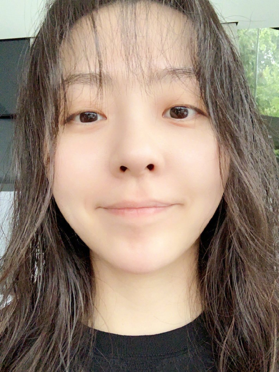 张靓颖素颜调皮卖萌自拍