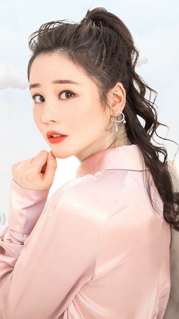 邱意浓精美壁纸:人前性感,人后软萌